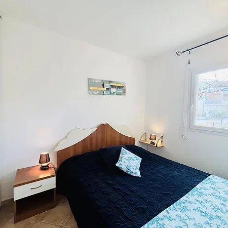 3 Pieces Avec Terrasse Et Climatisation A 1.3 Km De La Plage, Parking Inclus - Fr-1-63-345